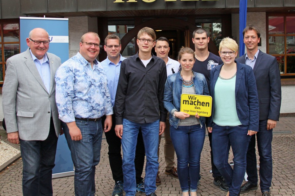 Der neue Vorstand der Jungen Union Alsfeld mit Gsten: Kurt Wiegel, Stephan Paule, Frank Jungk (Schatzmeister), Eric Planz (Vorsitzender), Daniel Klsch und Laura Refflinghaus (Beisitzer), Leo Hecht (Stellv. Vorsitzender), Jennifer Gieler und Alexander H