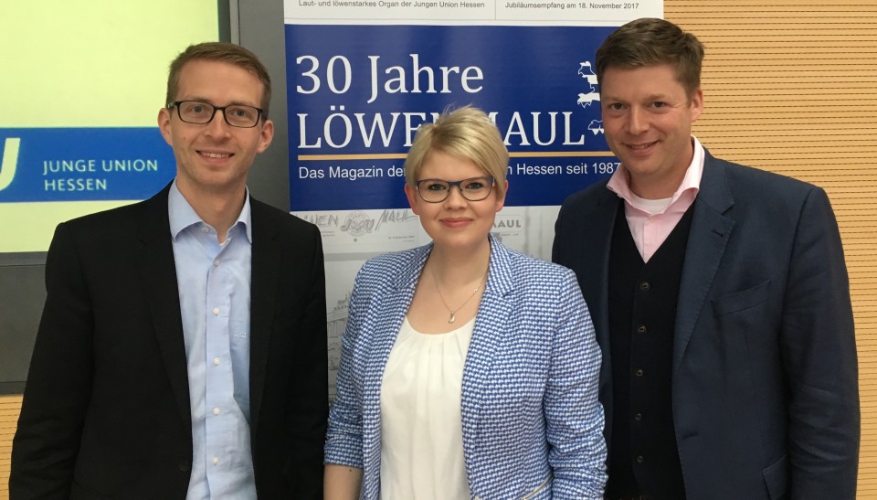 Der Vogelsberger CDU-Landtagskandidat Michael Ruhl(links) steht an zweiter Stelle der hessischen Landtagskandidatenliste der Jungen Union Hessen, freuen sich JU-Kreisvorsitzende Jennifer Gießler und JU-Landesvorsitzender Dr. Stephan Heck(rechts). Der Vogelsberger CDU-Landtagskandidat Michael Ruhl(links) steht an zweiter Stelle der hessischen Landtagskandidatenliste der Jungen Union Hessen, freuen sich JU-Kreisvorsitzende Jennifer Gießler und JU-Landesvorsitzender Dr. Stephan Heck(rechts).