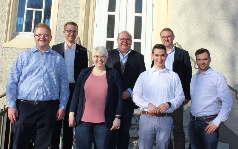 Dank an Jennifer Gieler (3.v.l.) und Gratulation an Joshua streich (3.v.r.): JU-Landeschef Sebastian Sommer,  Michael Ruhl MdL, CDU-Kreistagsfraktionschef Stephan Paule, CDU-Kreischef Dr. Jens Mischak und JU-Landesgeschftsfhrer Daniel Georgi (v.l.)