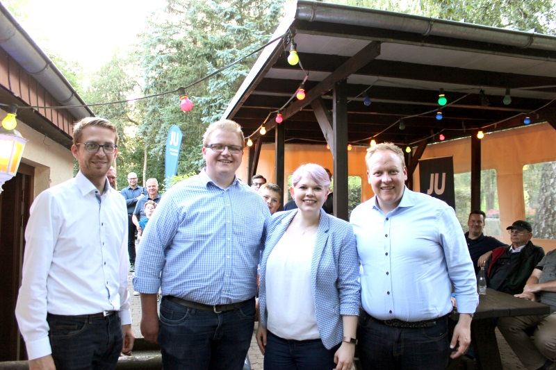 Begrten 2019 den Bundesvorsitzenden der Jungen Union Tilman Kuban (rechts) in Rimlos: Landtagsabgeordneter Michael Ruhl, Hessens JU-Landesvorsitzender Sebastian Sommer und die Vogelsberger Kreisvorsitzende Jennifer Gieler (von links)