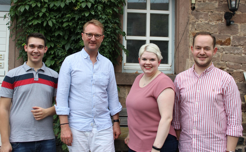 Kreisvorsitzender Joshua Östreich begrüßte beim Sommertreffen der Jungen Union Landratskandidat Dr. Jens Mischak sowie die beiden JU-Kreistagsabgeordneten Jennifer Gießler und Lukas Kaufmann (von links).