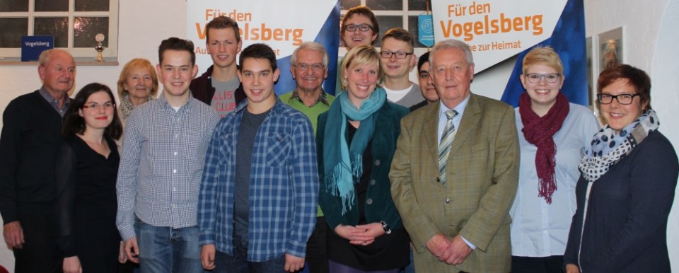 Informationen über den Pflegestützpunkt Vogelsberg durch Monique Abel (rechts) für die Senioren und die Jungen in der Union mit deren Kreisvorsitzenden Jennifer Gießler (2.v.r) und Ewald Hofmann (3.v.r.). Informationen über den Pflegestützpunkt Vogelsberg durch Monique Abel (rechts) für die Senioren und die Jungen in der Union mit deren Kreisvorsitzenden Jennifer Gießler (2.v.r) und Ewald Hofmann (3.v.r.).