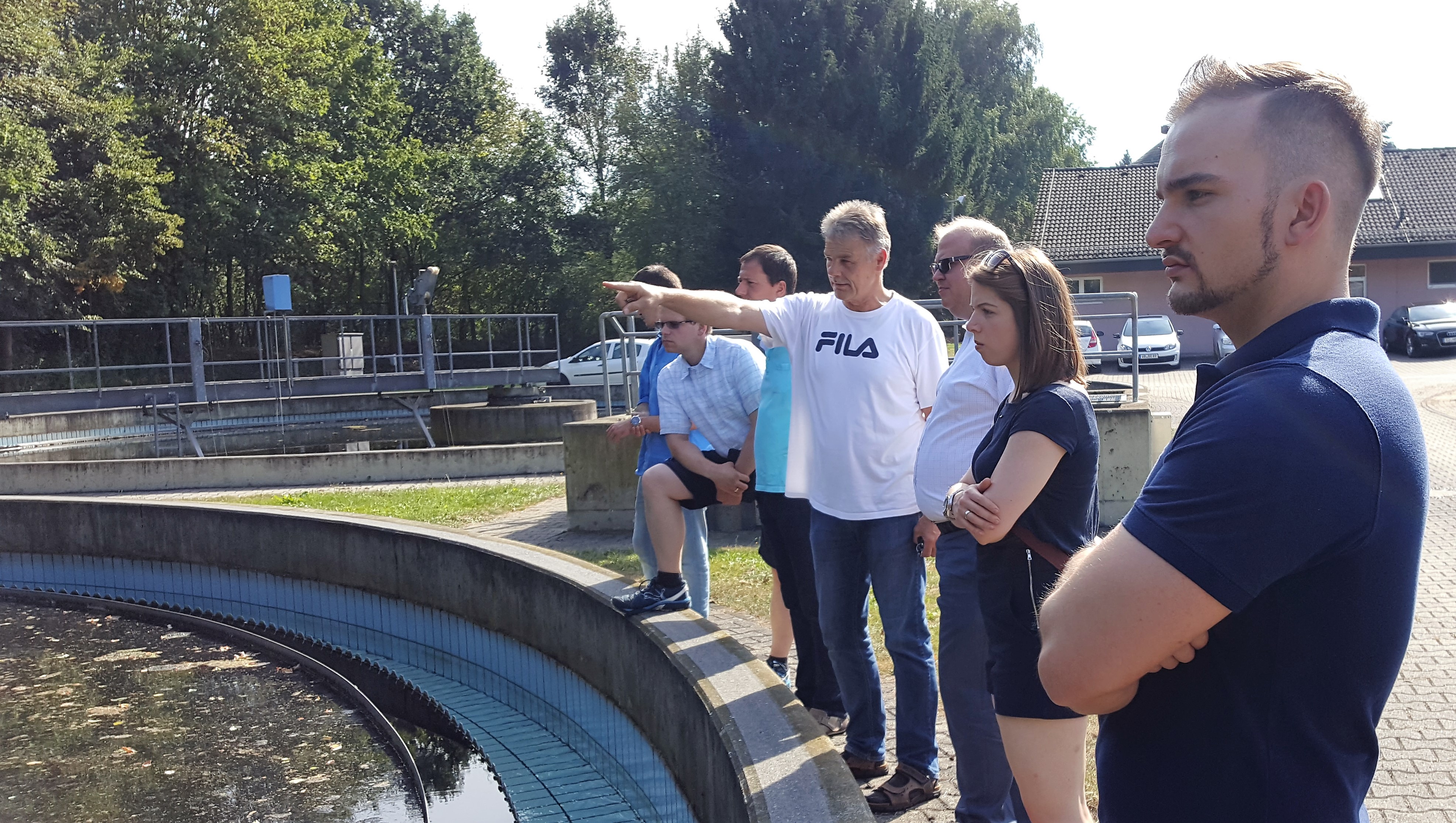 Dipl. Ing (FH) Rainer Merle erklrt den Klrprozess. In der Nachklrbeckenablaufrinne erkennt man das saubere Wasser, wie es in die Schwalm geleitet wird.