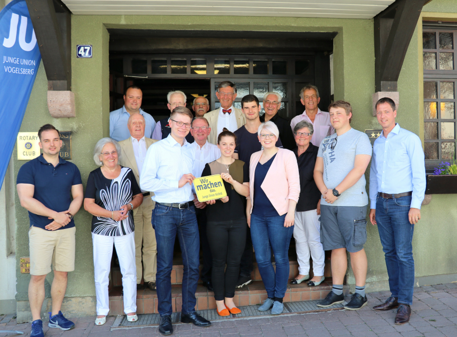 Die Unionsmitglieder mit dem JU-Vorsitzenden Eric Planz, JU-Stellvertreterin Laura Refflinghaus (beide mit Schild) und Prof. Heinz Riesenhuber (mit Fliege). 