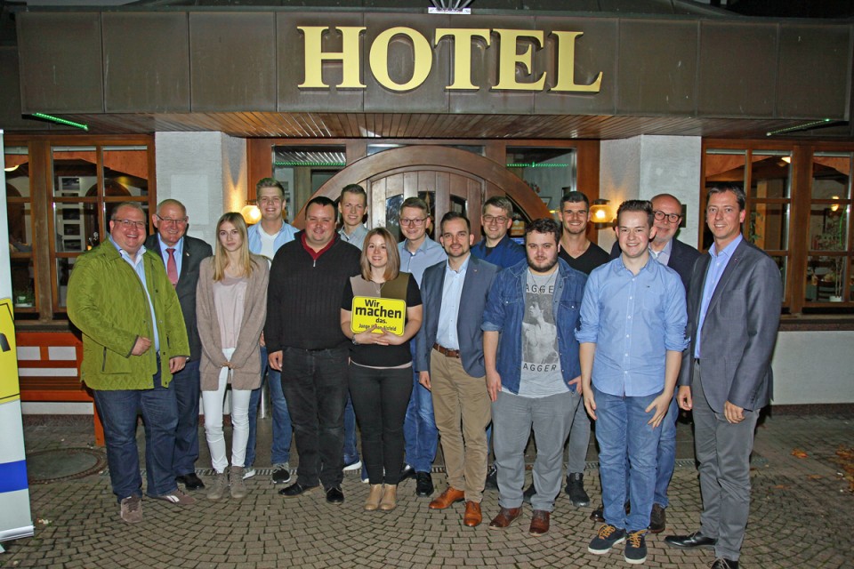 Die neugewhlte Vorsitzende Laura Refflinghaus (mit Schild) mit ihrem Team der Alsfelder Jungen Union sowie Ehrengsten.