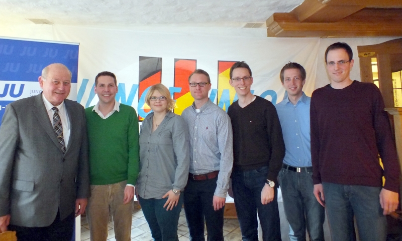 JU-Vogelsberg beim Bezirkstag der Jungen Union Osthessen in Schlitz mit (von links) Kurt Wiegel Mdl, Landtagskandidat Andreas Rey, Kreischefin Jennifer Gießler, Dr. Mischak, dem Schlitzer CDU-Fraktionschef Decher sowie dem JU-Bezrikschef Möller. JU-Vogelsberg beim Bezirkstag der Jungen Union Osthessen in Schlitz mit (von links) Kurt Wiegel Mdl, Landtagskandidat Andreas Rey, Kreischefin Jennifer Gießler, Dr. Mischak, dem Schlitzer CDU-Fraktionschef Decher sowie dem JU-Bezrikschef Möller.