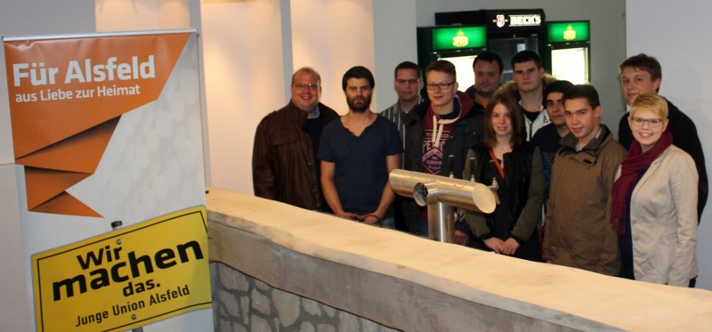 Bürgermeister Stephan Paule, Wirt Dominik Rühl, JU-Rechner Frank Jungk, JU-Vorsitzender Eric Planz (v.l.), Mitglieder der Jungen Union sowie JU-Kreisvorsitzende Jennifer Gießler (rechts) im „Plan B“ Bürgermeister Stephan Paule, Wirt Dominik Rühl, JU-Rechner Frank Jungk, JU-Vorsitzender Eric Planz (v.l.), Mitglieder der Jungen Union sowie JU-Kreisvorsitzende Jennifer Gießler (rechts) im „Plan B“
