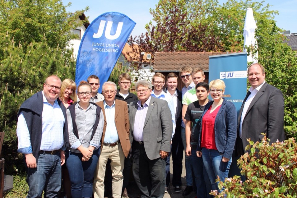 Zukunft in den Vogelsberg: Gesprächsrunde der Jungen Union in Rainrod mit Staatsminister bei der Bundeskanzlerin Helge Braun (rechts) und JU-Kreisvorsitzender Jennifer Gießler (2. von rechts) Zukunft in den Vogelsberg: Gesprächsrunde der Jungen Union in Rainrod mit Staatsminister bei der Bundeskanzlerin Helge Braun (rechts) und JU-Kreisvorsitzender Jennifer Gießler (2. von rechts)